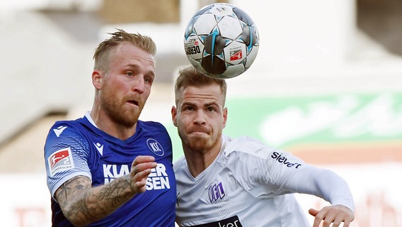 Osnabrücks Joost van Aken (r.) und der Karlsruher Philipp Hofmann kämpfen um den Ball. © picture alliance/Uli Deck/dpa Foto: Uli Deck