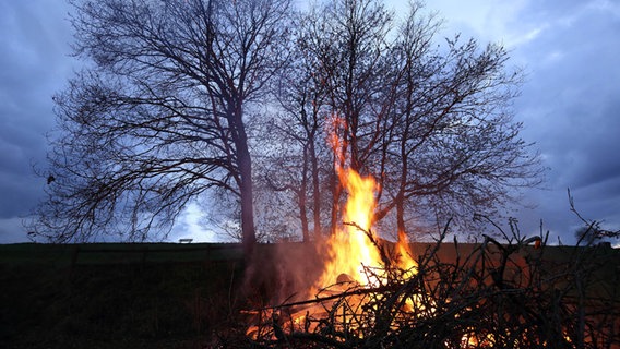 Ein brennendes Osterfeuer in der Dämmerung © imago stock&people Foto: Revierfoto