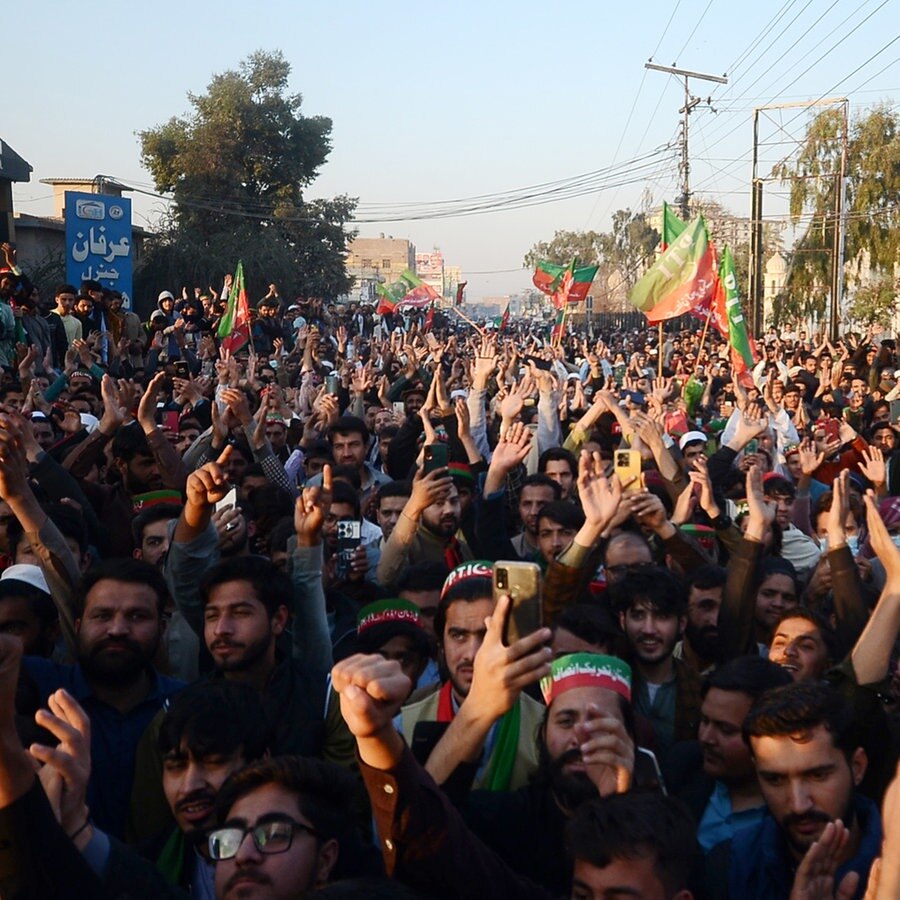 Anhänger des inhaftierten Politikers Khan protestieren in Pakistan © picture alliance / Anadolu | Hussain Ali Foto: picture alliance / Anadolu | Hussain Ali