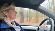 Anja Bornemann, Palliativpflegerin, sitzt in einem Auto © Frank Hajasch Foto: Frank Hajasch