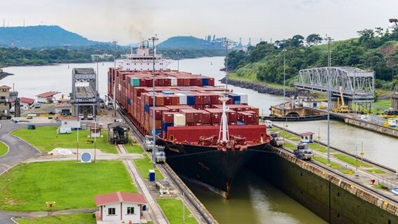 Ein Containerschiff in der Miraflores-Schleuse des Panama-Kanals © picture alliance / JOKER Foto: Hady Khandani