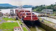 Ein Containerschiff in der Miraflores-Schleuse des Panama-Kanals © picture alliance / JOKER Foto: Hady Khandani