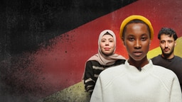 Montage: Zwei Frauen und ein Mann stehen vor einer Mauer in Deutschland-Farben. © NDR 
