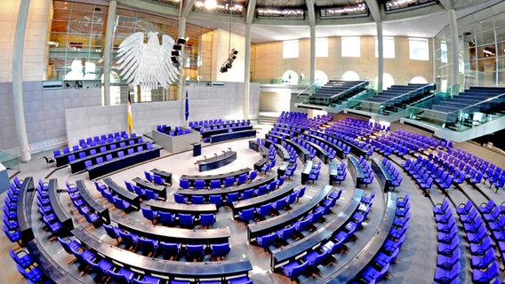 Der leere  Plenarsaal des Bundestages © picture alliance Foto:  Hauke-Christian Dittrich | Hauke-Christian Dittrich