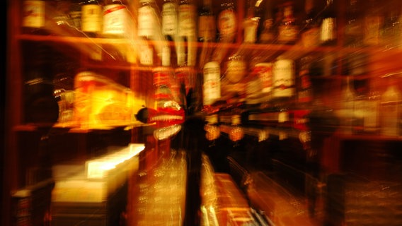 Blick in eine mit Alkohol gefüllte, beleuchtete Bar © Photocae / Erdo Foto: Erdo