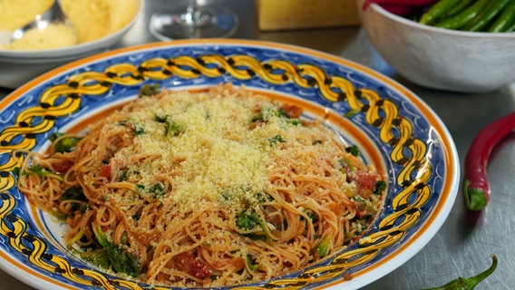 Scharfe Pasta mit Feldsalat © NDR Foto: Florian Kruck