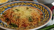 Spicy pasta with lamb salad © NDR Photo: Florian Kruck
