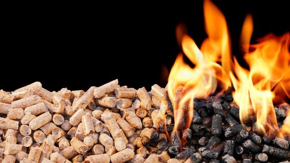 Ein offenes Feuer verbrennt Holzpellets. © Colourbox 