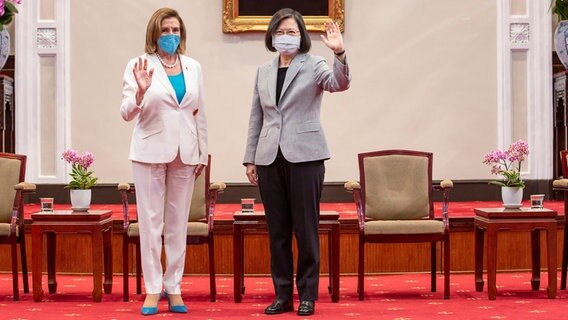 Auf diesem vom taiwanesischen Präsidialamt veröffentlichten Foto winken Nancy Pelosi (l), Vorsitzende des US-Repräsentantenhauses, und Tsai Ing-wen, Präsidentin von Taiwan, während eines gemeinsamen Treffens. © Uncredited/Taiwan Ministry of Foreign Affairs/AP/dpa 