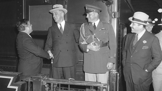 New Yorks Bürgermeister Fiorello H. La Guardia begrüßt US-Präsident Franklin D. Roosevelt. New Yorks Bürgermeister Fiorello H. La Guardia begrüßt US-Präsident Franklin D. Roosevelt. © picture alliance / AP Images