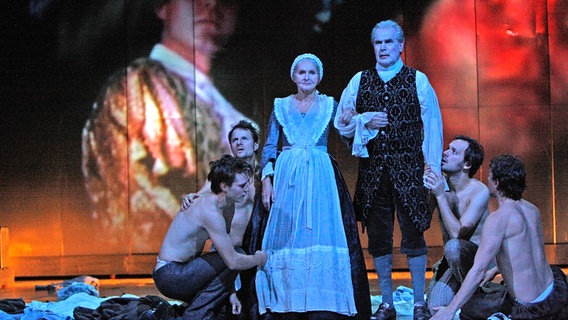 Der Schauspieler Peter Maertens steht auf der Bühne bei dem Drama "Die Räuber". © dpa Foto: Claudia Esch-Kenkel
