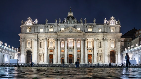 Vatikanstadt: Der Petersdom bei Nacht, gesehen vom Petersplatz. Aufnahmedatum 09. Dezember 2022 © picture alliance / Daniel Kalker Foto: Daniel Kalker