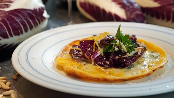 Pfannkuchen mit Radicchio © NDR Foto: Florian Kruck