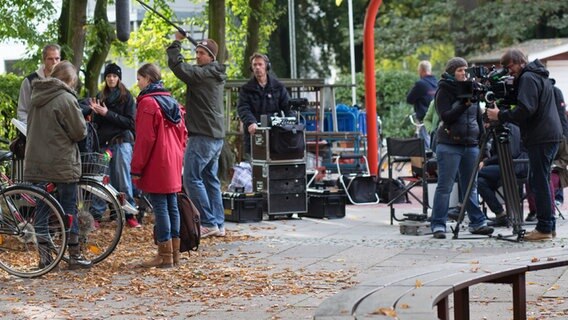 Ein Filmteam bei der Aufnahme einer Szene mit Nina und Corinna auf dem Schulhof. © NDR Foto: Claudia Timmann