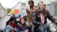 Acai (Amanda Adjei), Nina (Carolin Garnier), Acais Mutter (Dayan Kodua) und Oma Leni (Doris Kunstmann) auf dem Motorrad © NDR/Romano Ruhnau 