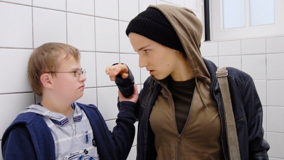 Matteo (Robin Huth) und die Erpresserin (Clara Epstein) © NDR/Romano Ruhnau 