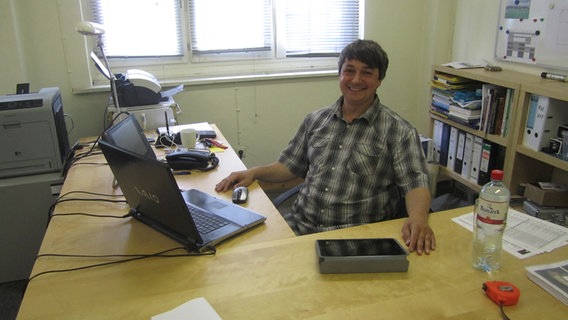 Ausstatter Nils Tünnermann sitzt am Schreibtisch vor einem Laptop. © NDR Foto: Ulrike Ziesemer