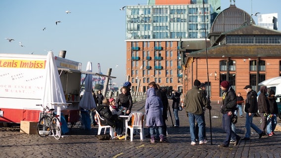 Das Team am Hafen vor dem Imbisswagen. © NDR Foto: Claudia Timmann