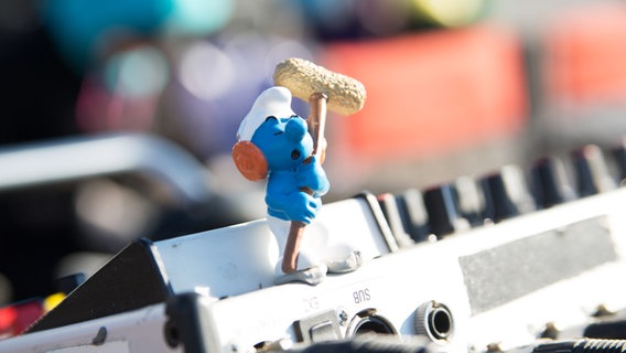 Eine Schlumpffigur mit Tonangel steht auf einem Mischpult. © NDR Foto: Claudia Timmann