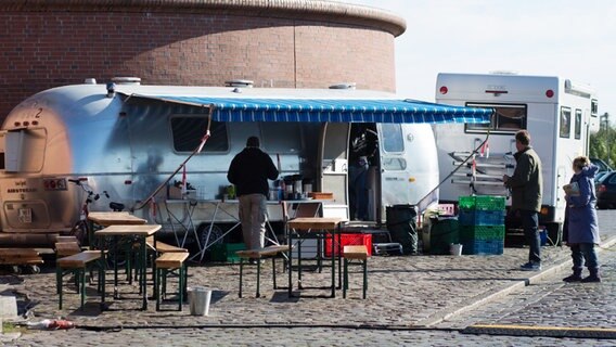 Ein Cateringwagen steht am Set. © NDR Foto: Claudia Timmann