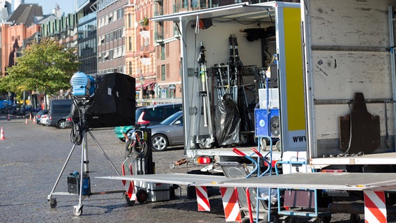 Das Filmequipment steht in einem LKW mit geöffneter Ladefläche. © NDR Foto: Claudia Timmann