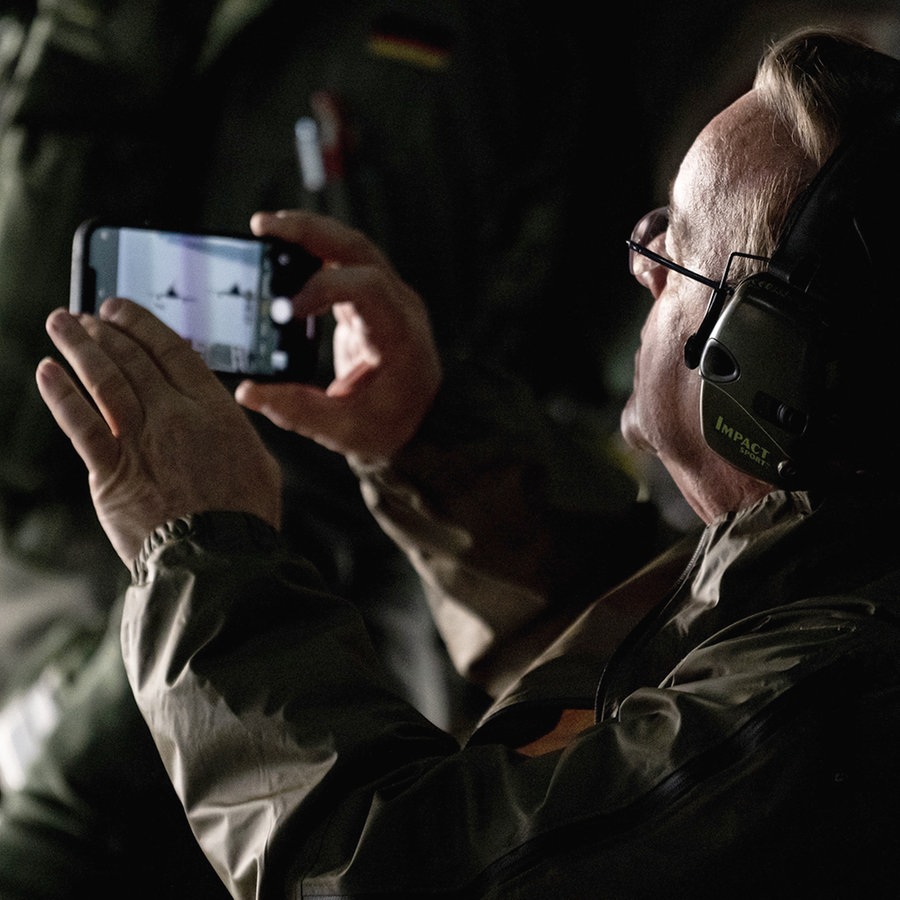 Boris Pistorius (SPD), Bundesminister der Verteidigung, fliegt in einem A400M zu seinem Antrittsbesuch bei der Luftwaffe zum Luftwaffenstützpunkt Rostock Laage. © picture alliance Foto: Fabian Sommer