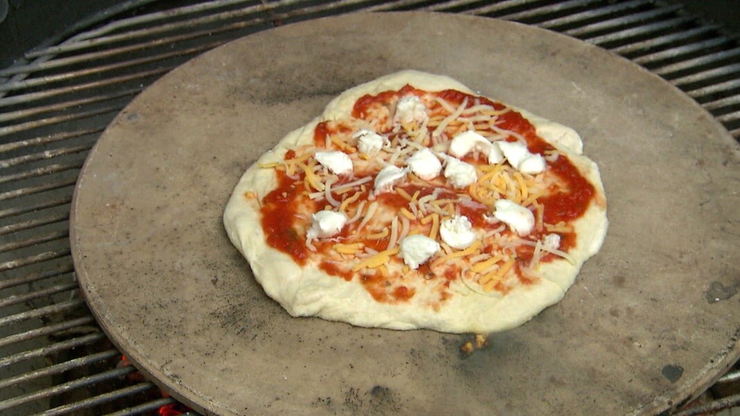 Pizza vom Grill | NDR.de - Ratgeber - Kochen - Rezepte