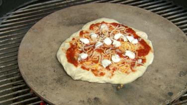 Pizza auf einem Pizzastein © NDR 