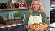 Zora Klipp präsentiert lächelnd eine Spargelpizza mit Schinken © NDR 