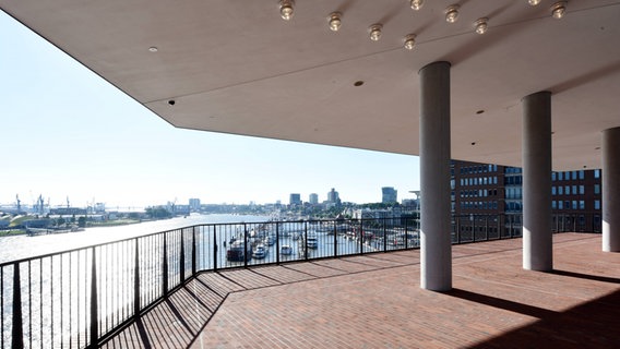 Blick auf Hamburg von der Plaza der Elbphilharmonie © Michael Zapf Foto: Michael Zapf