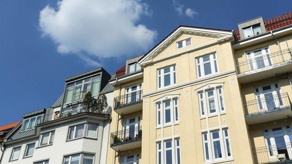 Eine Häuserzeile mit Balkonen © Kara Foto: Kara