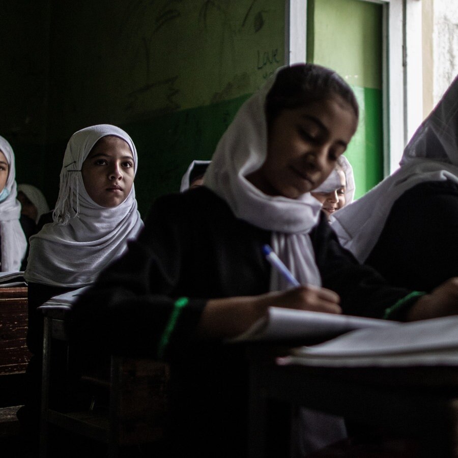 Junge afghanische Mädchen besuchen den Unterricht in einer Grundschule in Kabul.  