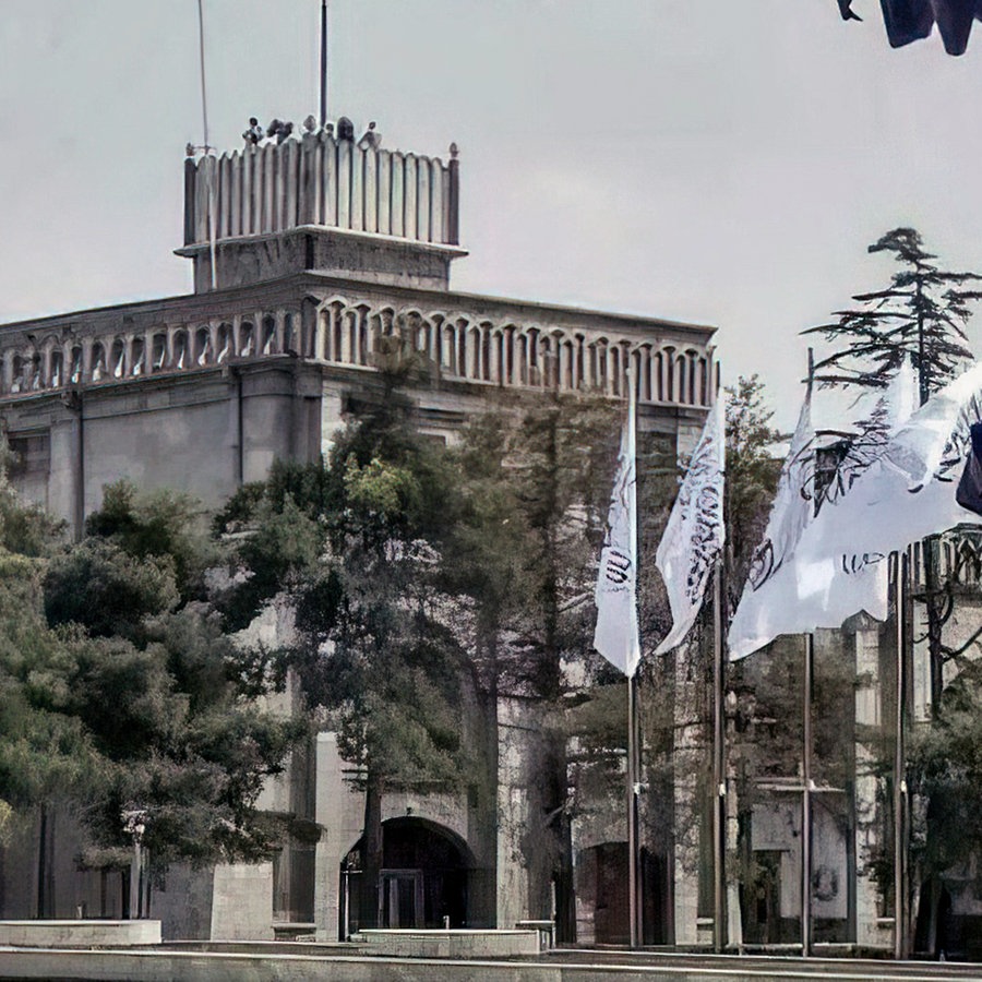 Die weiße Flagge der Taliban weht über dem Präsidenten-Palast in Kabul.  