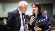 Annalena Baerbock, Bundesaussenministerin, im Gespraech mit Josep Borrell, Hoher Vertreter der EU für Außen- und Sicherheitspolitik, vor einer Arbeitssitzung der EU-Aussenministerinnen und Aussenminister. © picture alliance Foto: Janine Schmitz