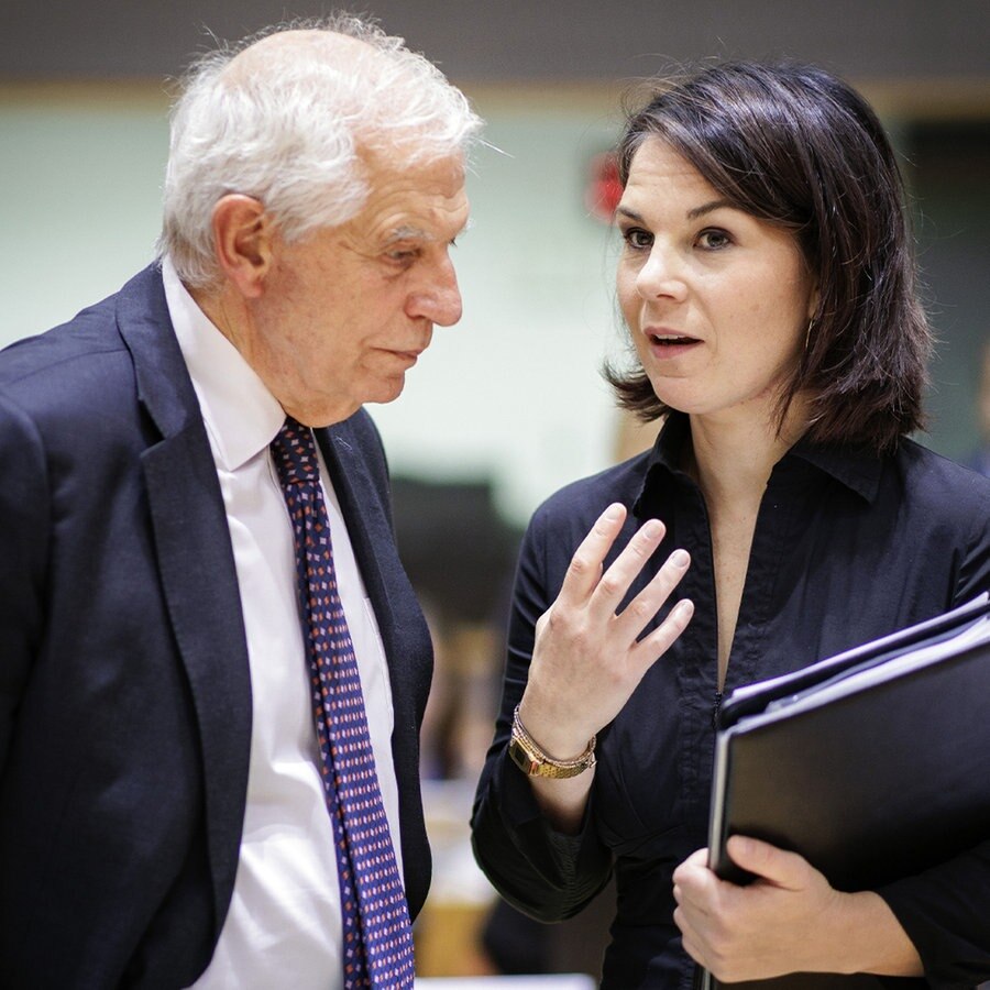 Annalena Baerbock, Bundesaussenministerin, im Gespraech mit Josep Borrell, Hoher Vertreter der EU für Außen- und Sicherheitspolitik, vor einer Arbeitssitzung der EU-Aussenministerinnen und Aussenminister. © picture alliance Foto: Janine Schmitz