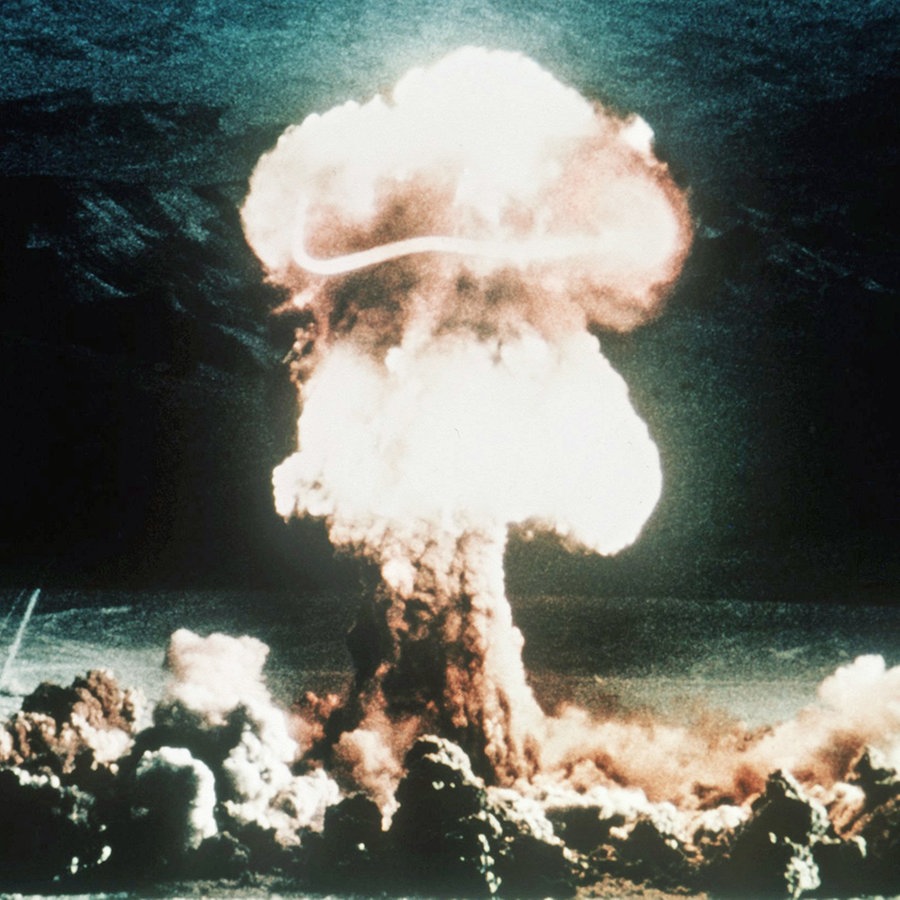 Ein Atompilz steigt nach der Explosion einer Atombombe über dem Testgelände in der Wüste von Nevada auf. © dpa 