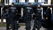 Polizisten stehen vor dem Eingang des Hotels Bayerischer Hof in München. © picture alliance/dpa | Sven Hoppe 
