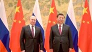 Der russische Präsident Vladimir Putin und der chinesische Präsident Xi Jinping stehen vor Flaggen ihrer Länder nebeneinander. © picture alliance / Russian Look | Kremlin Pool Foto: Russian Look | Kremlin Pool