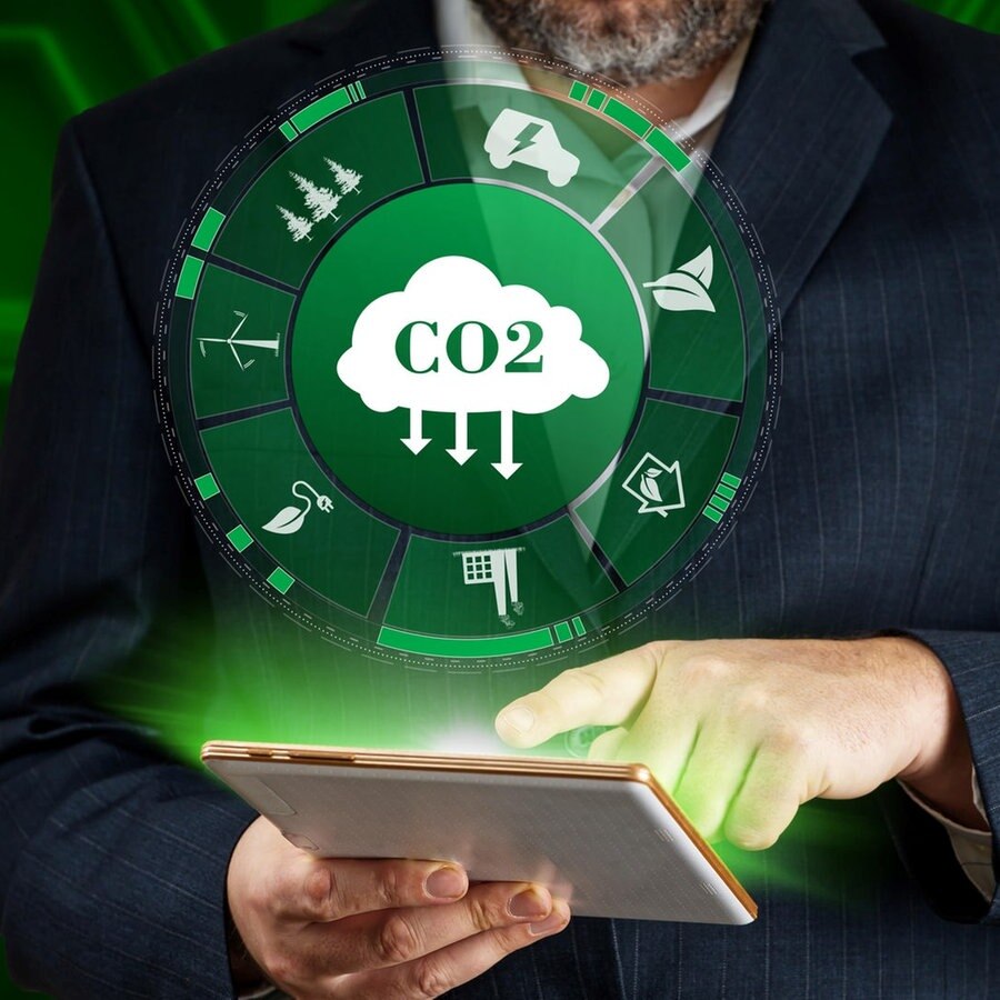 Ein Blick aufs Smartphone zeigt CO2-Quellen. © picture alliance / Zoonar Foto: Ilja Enger-Tsizikov
