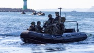 Ein Schlauchboot mit Soldaten des Seebataillons der Deutschen Marine. © picture alliance / Jens Koehler | Jens Koehler 