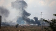 Rauch steigt über einem Explosionsort eines Munitionslagers der russischen Armee in der Nähe des Dorfes Mayskoye auf der Krim auf. © picture alliance/dpa/AP | Uncredited 