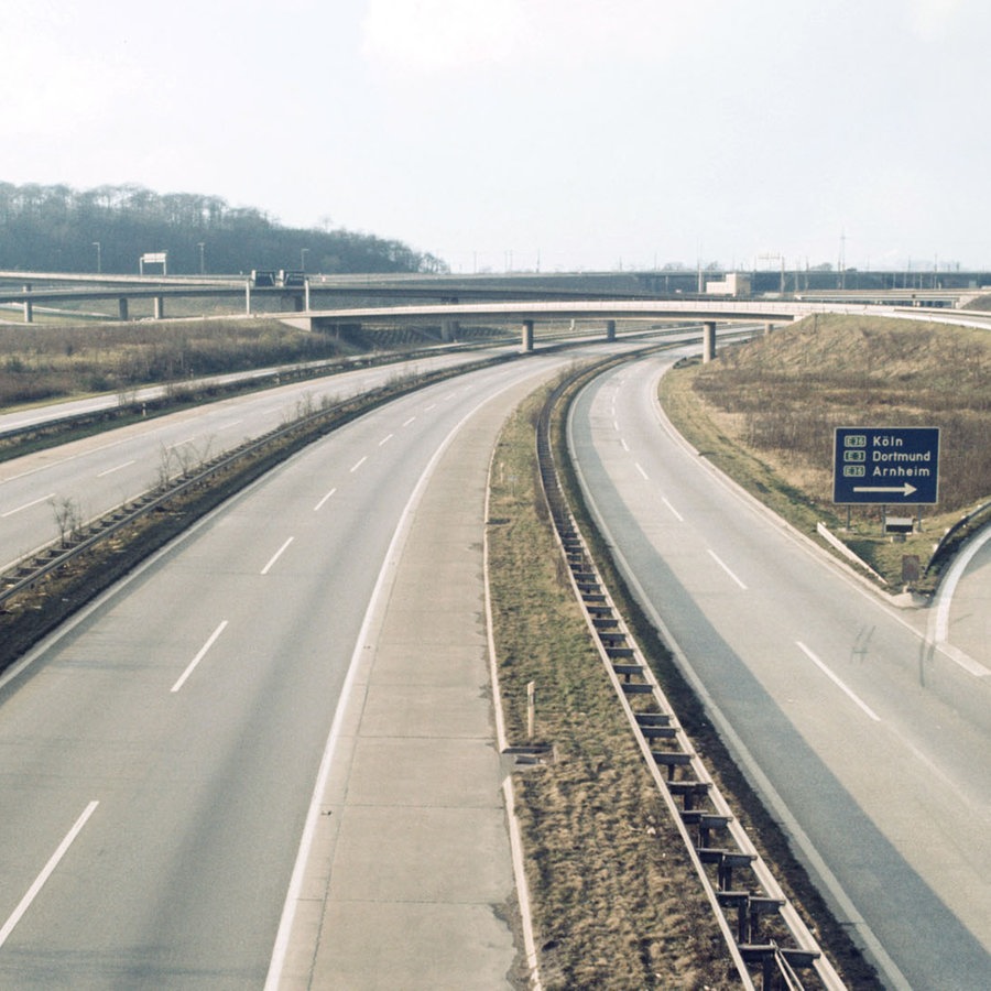 Blick auf das leere Autobahnkreuz Duisburg-Kaiserberg. Wegen der Ölkrise wurde am 02.12.1973 zum zweiten Mal ein sonntägliches Fahrverbot verhängt. © picture-alliance / dpa Foto: Ossinger