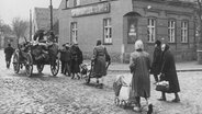 Fluechtlingstreck 1945 auf dem Weg nach Westen © akg-images Foto: akg-images