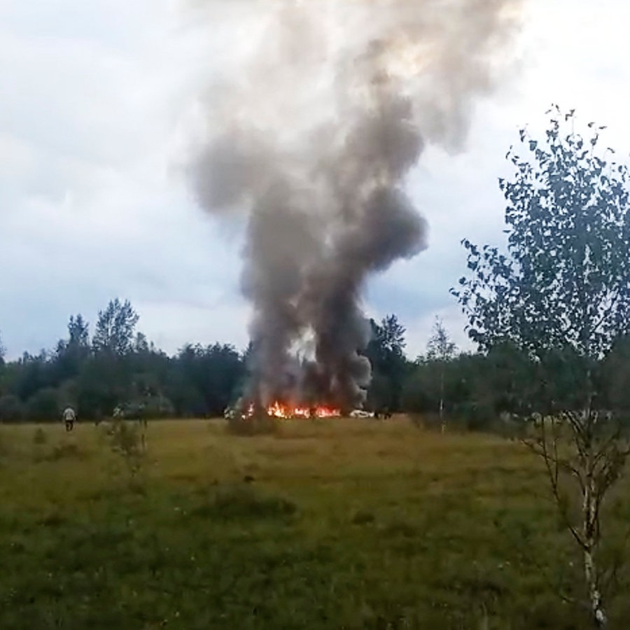 Auf diesem Videobild steigen Rauch und Flammen aus einem abgestürzten Privatjet in der Nähe des Dorfes Kuschenkino in der Region Twer. © dpa-Bildfunk Foto: Uncredited