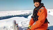Meeresbiologin Melanie Bergmann auf Eisscholle  