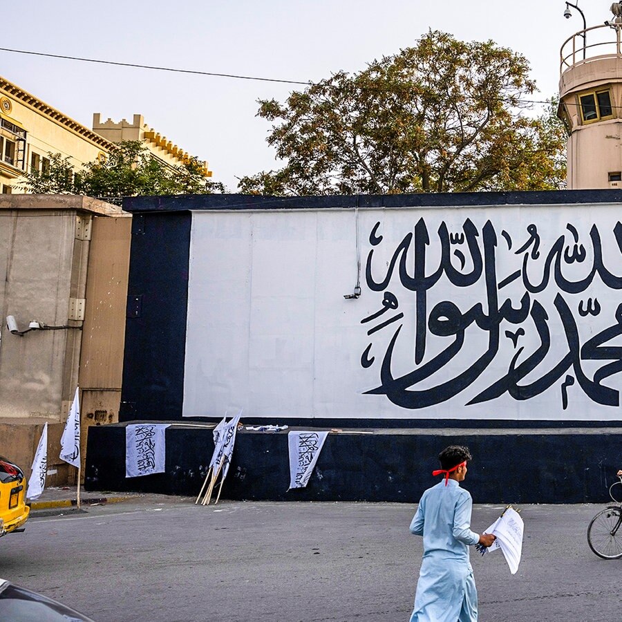 Die Flagge der Taliban ist auf eine Wand außerhalb des amerikanischen Botschaftsgeländes gemalt.  