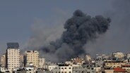 Rauch steigt auf nach einem israelischen Luftangriff im Gaza-Streifen. © picture alliance / Xinhua News Agency | Rizek Abdeljawad 