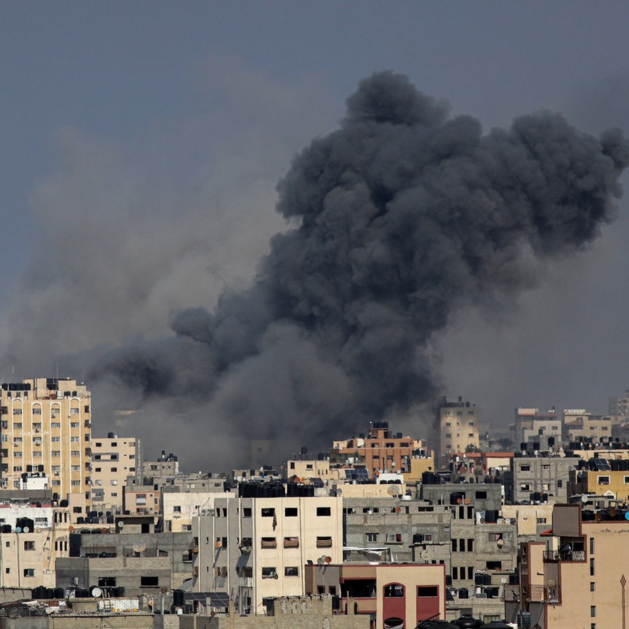 Rauch steigt auf nach einem israelischen Luftangriff im Gaza-Streifen. © picture alliance / Xinhua News Agency | Rizek Abdeljawad 