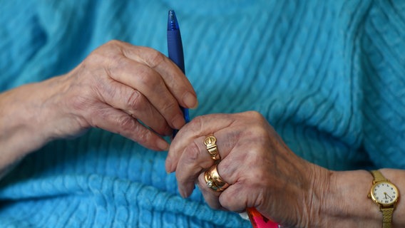 Nahaufnahme der Hände einer älteren Dame, die verheiratet ist. © picture alliance / empics | Joe Giddens Foto: Joe Giddens