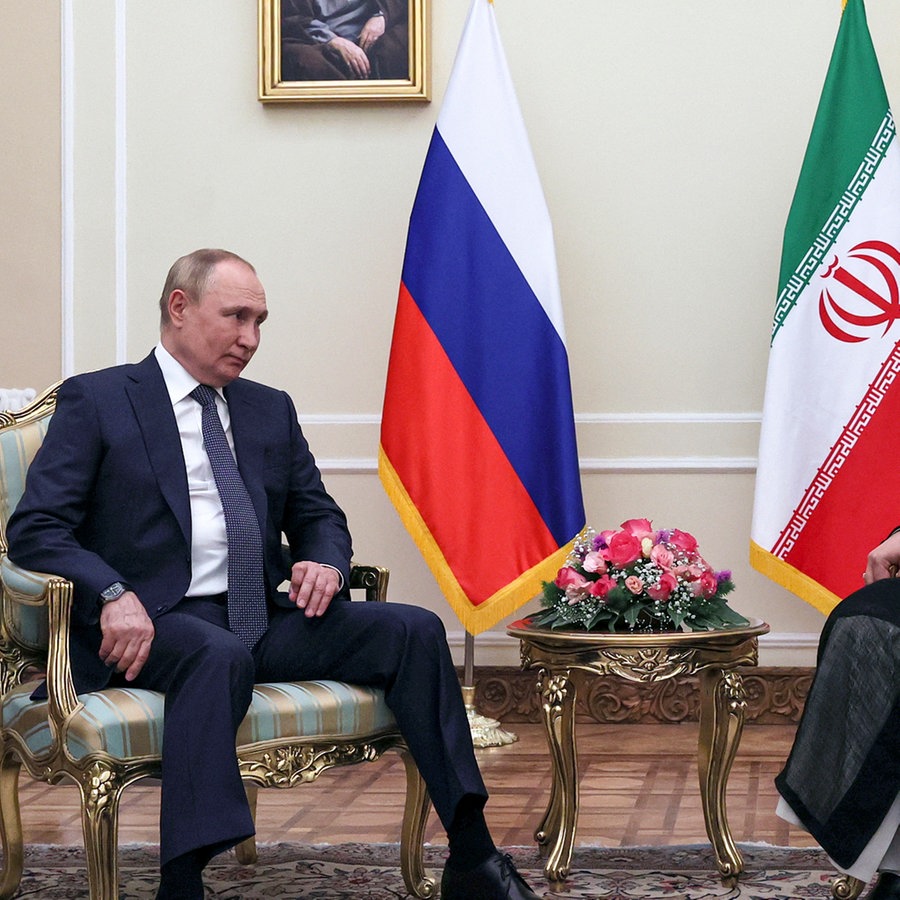 Irans Staatschef Raisi und Russlands Präsident Putin beim Gipfeltreffen in Teheran. © ASSOCIATED PRESS Foto: Sergei Savostyanov